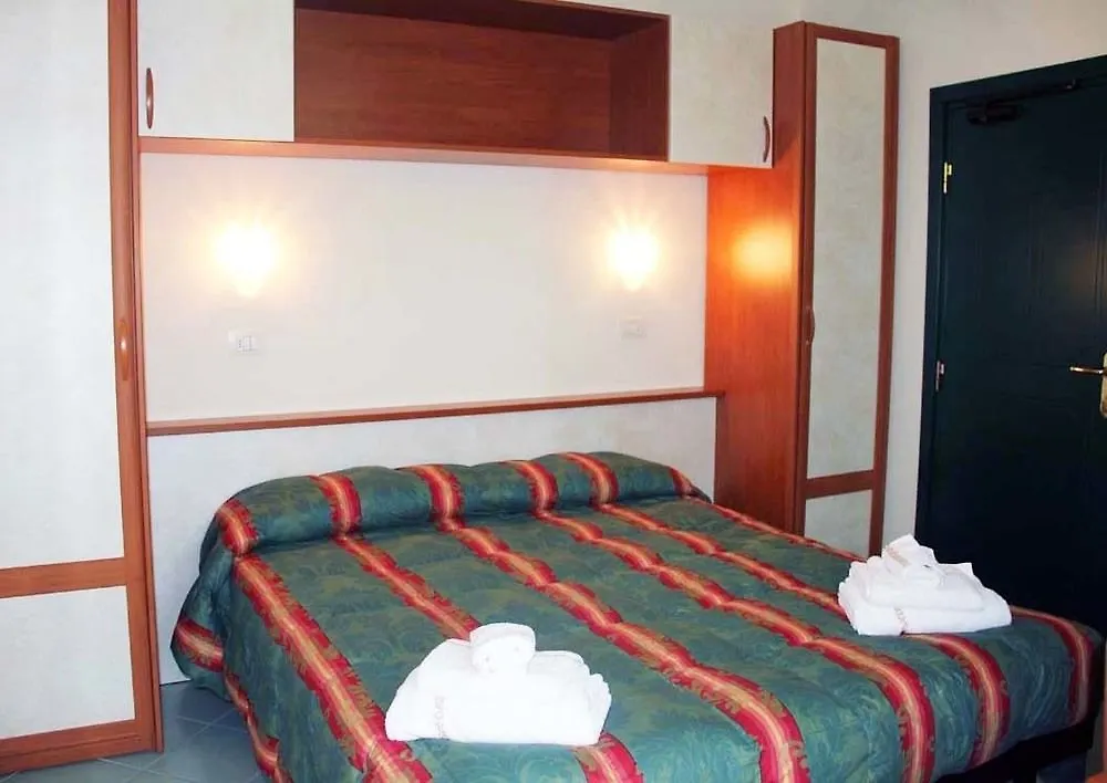 Hotel River Fronte Mare Con Piscina Rimini 3*,