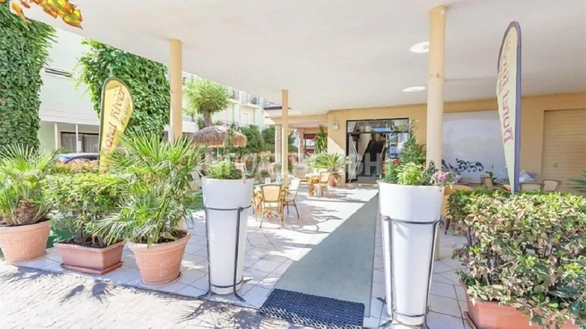 Hotel River Fronte Mare Con Piscina Римини
