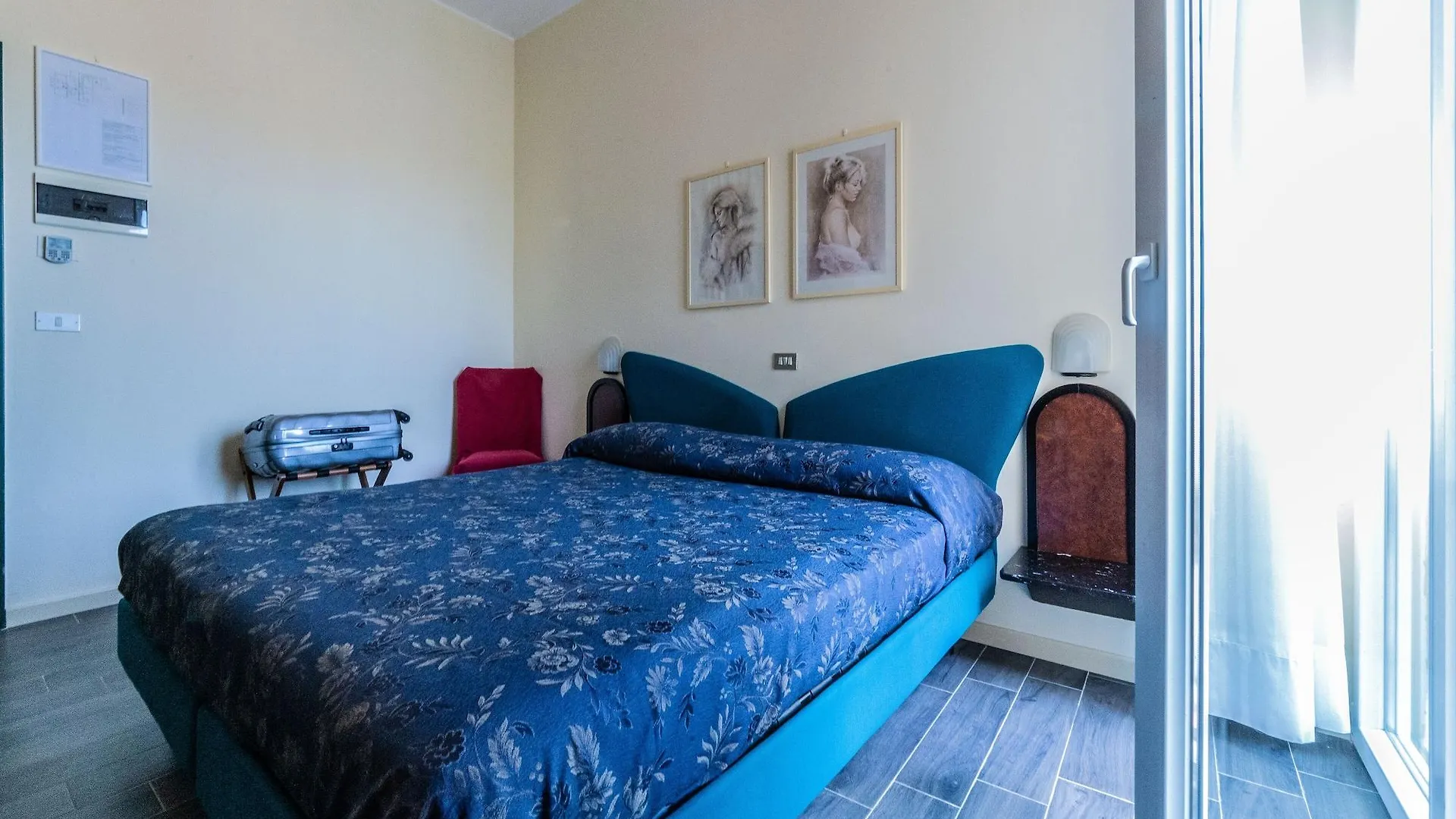 Hotel River Fronte Mare Con Piscina Римини 3*,
