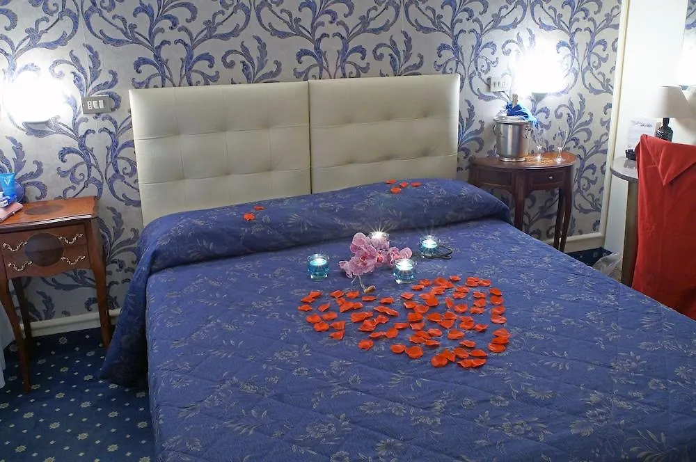 Hotel River Fronte Mare Con Piscina Римини Италия