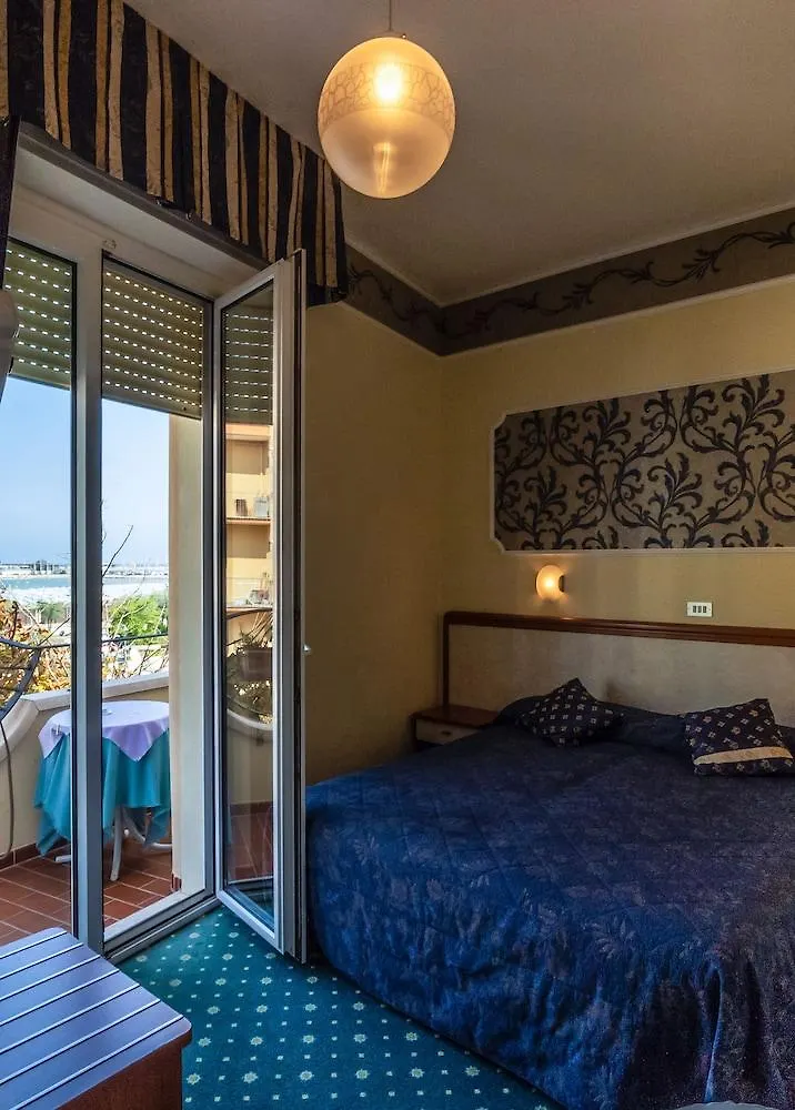Hotel River Fronte Mare Con Piscina Римини