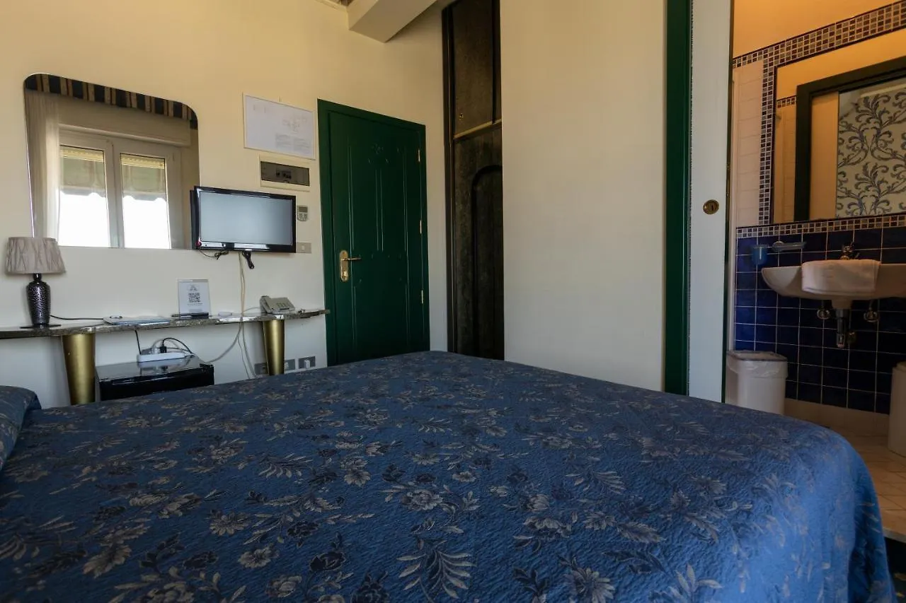 Hotel River Fronte Mare Con Piscina Римини