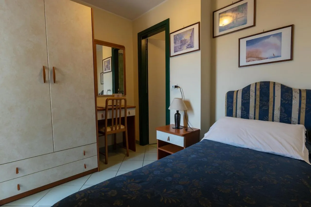 ***  Hotel River Fronte Mare Con Piscina Римини Италия