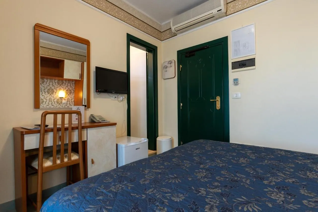 ***  Hotel River Fronte Mare Con Piscina Римини Италия