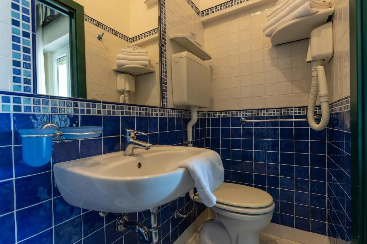 Hotel River Fronte Mare Con Piscina Римини 3*,