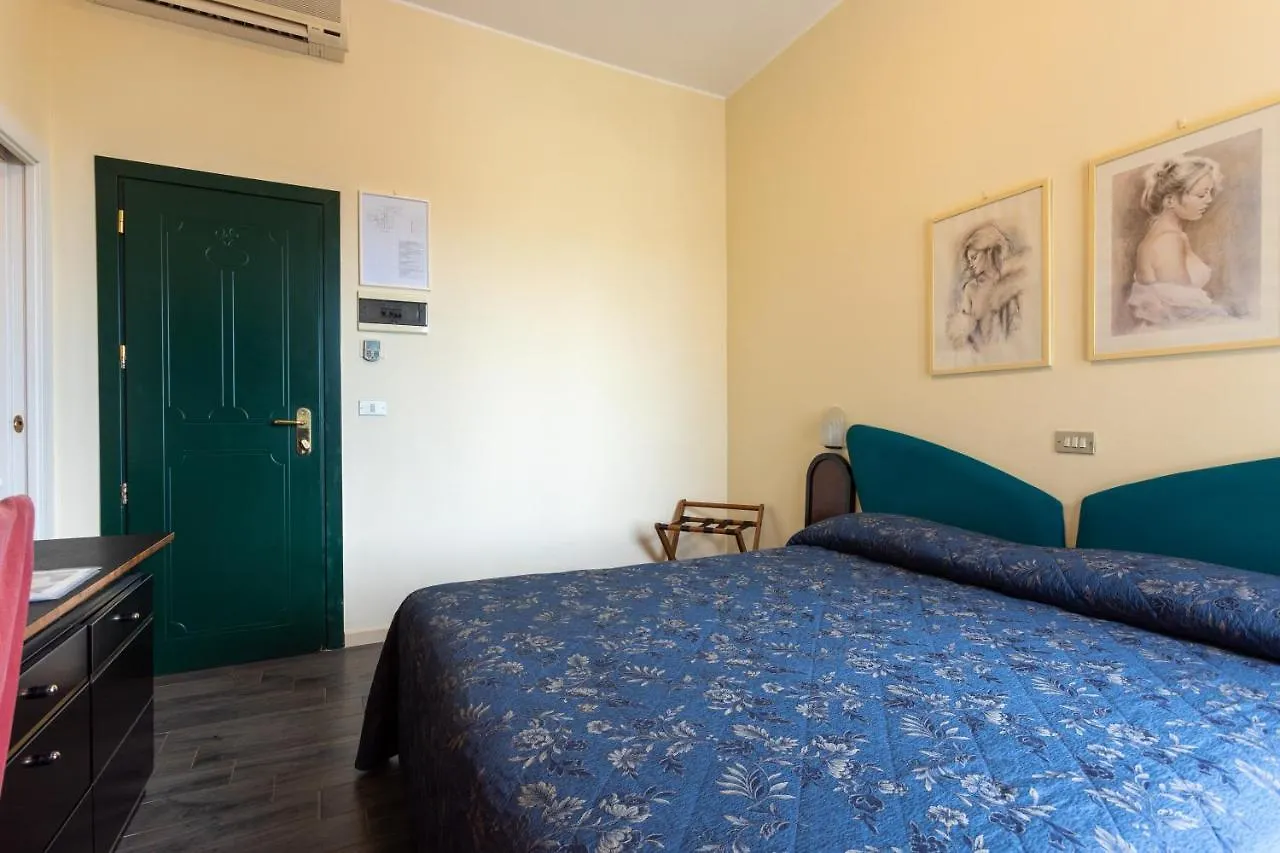 Hotel River Fronte Mare Con Piscina Римини