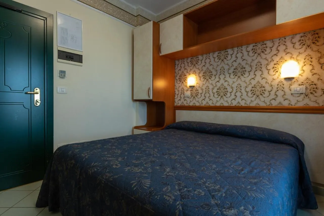 Hotel River Fronte Mare Con Piscina Римини