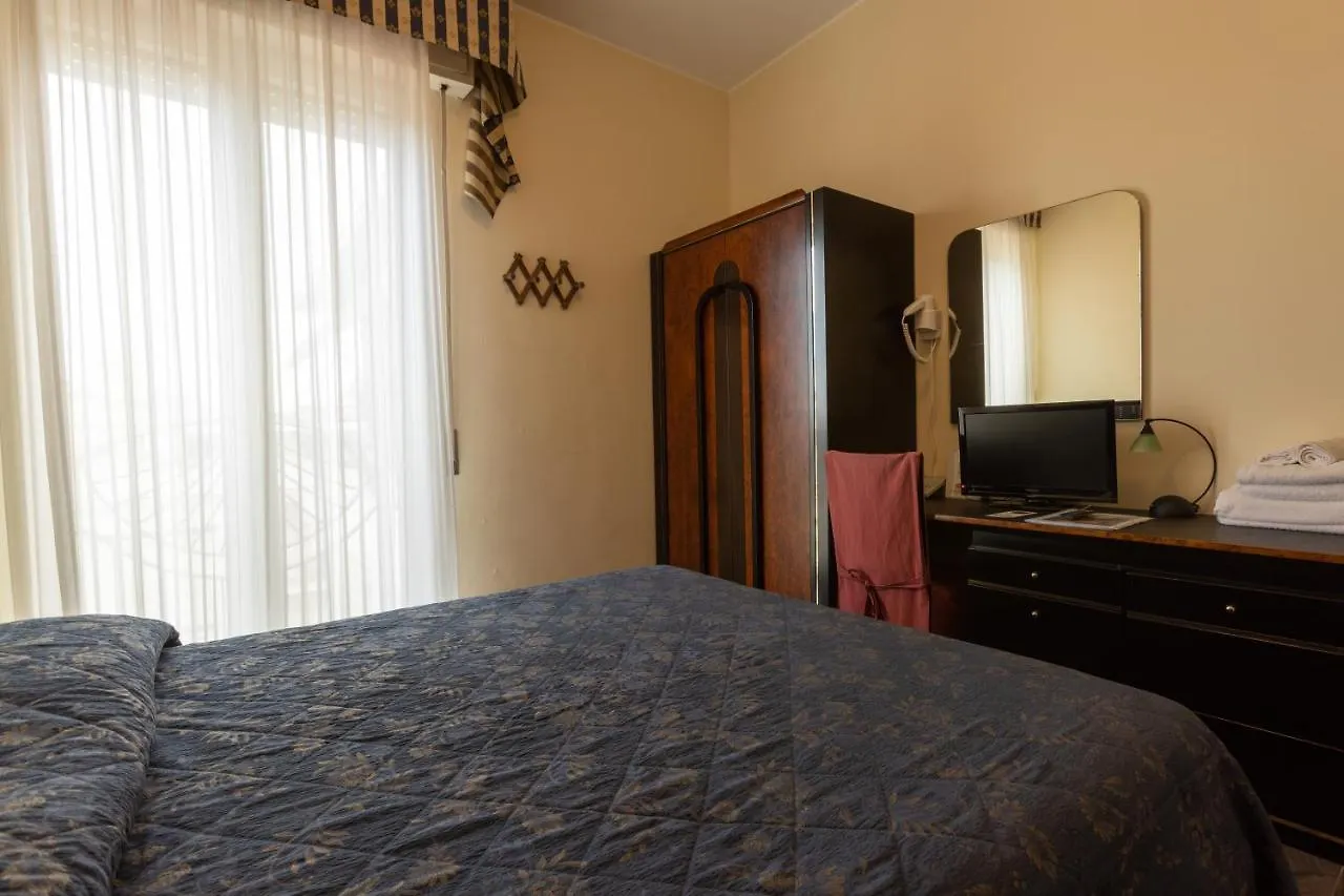 ***  Hotel River Fronte Mare Con Piscina Римини Италия