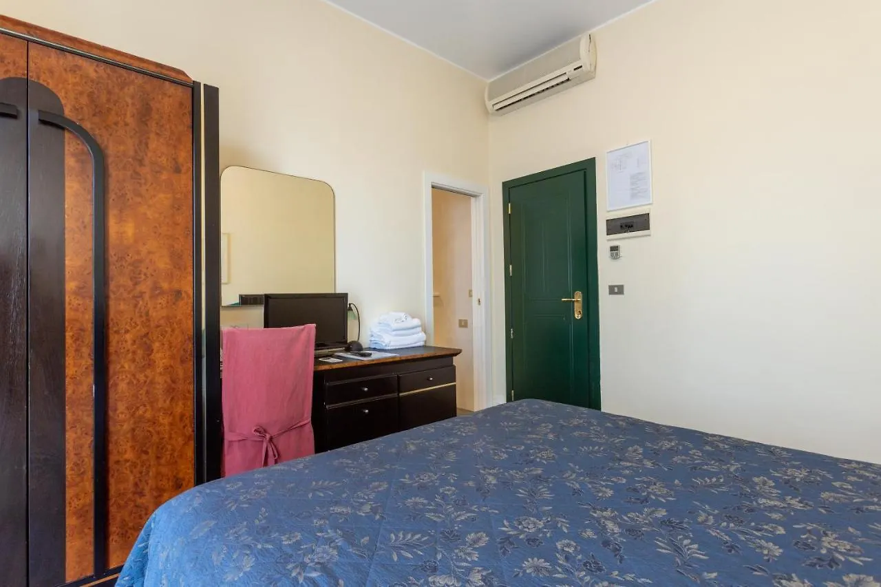 Hotel River Fronte Mare Con Piscina Римини