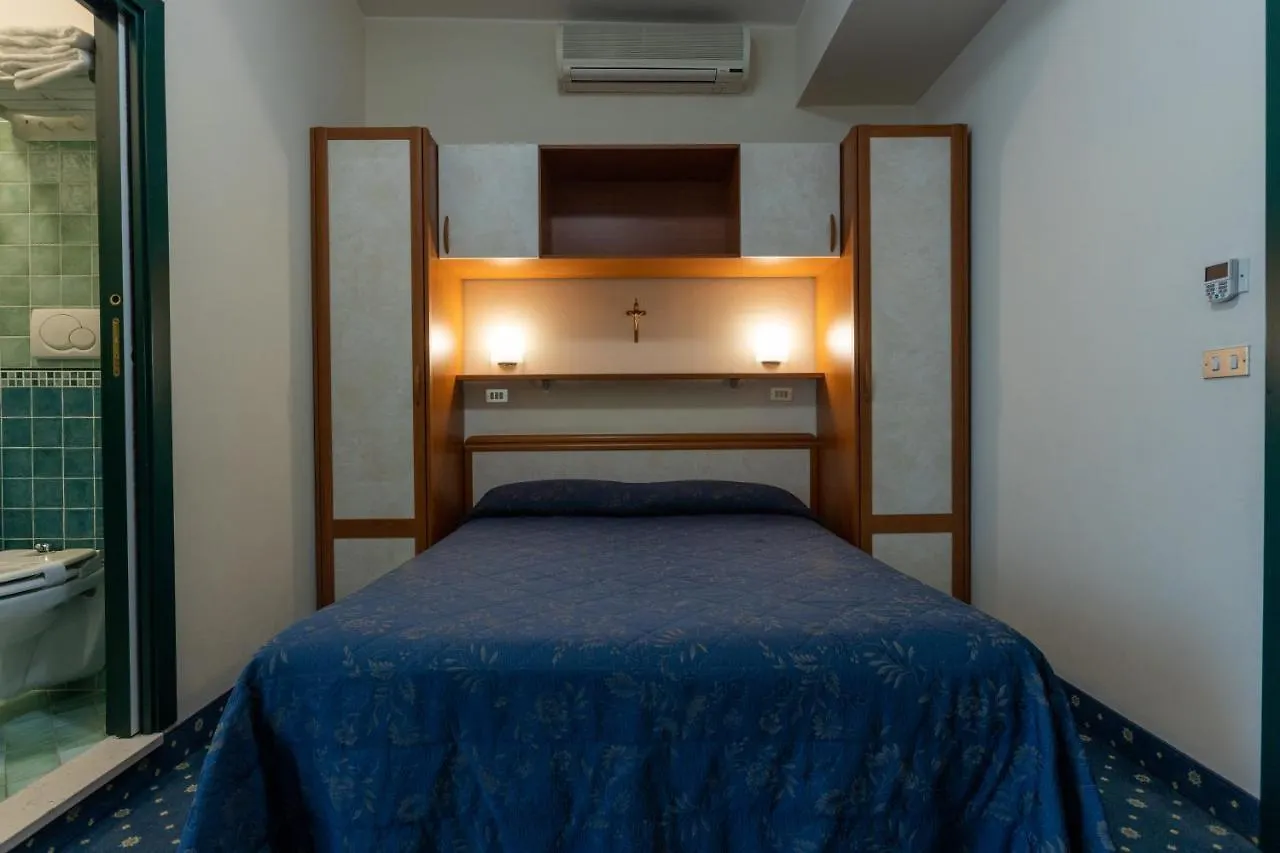 Hotel River Fronte Mare Con Piscina Римини