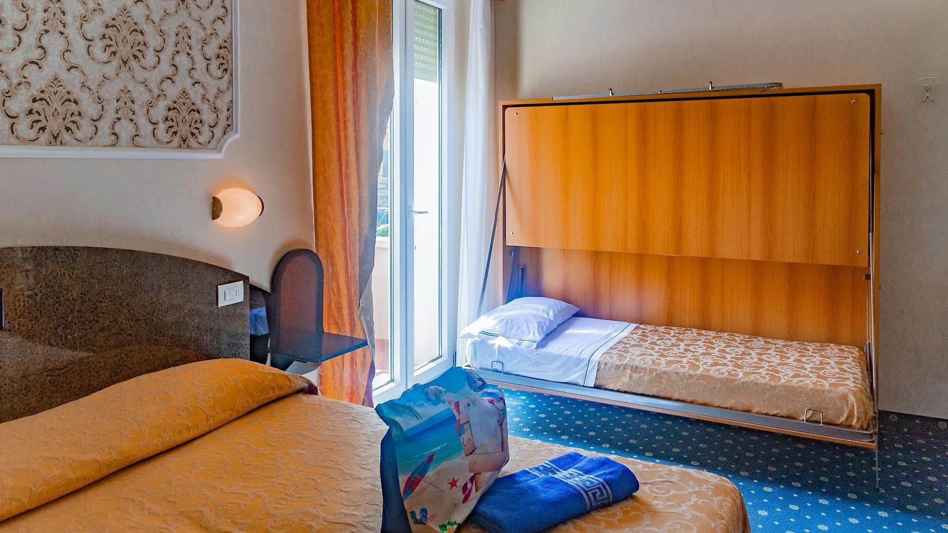 Hotel River Fronte Mare Con Piscina Rimini 3*,