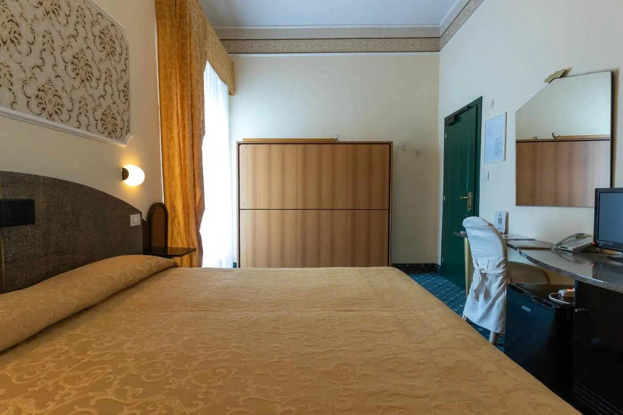 Hotel River Fronte Mare Con Piscina Rimini