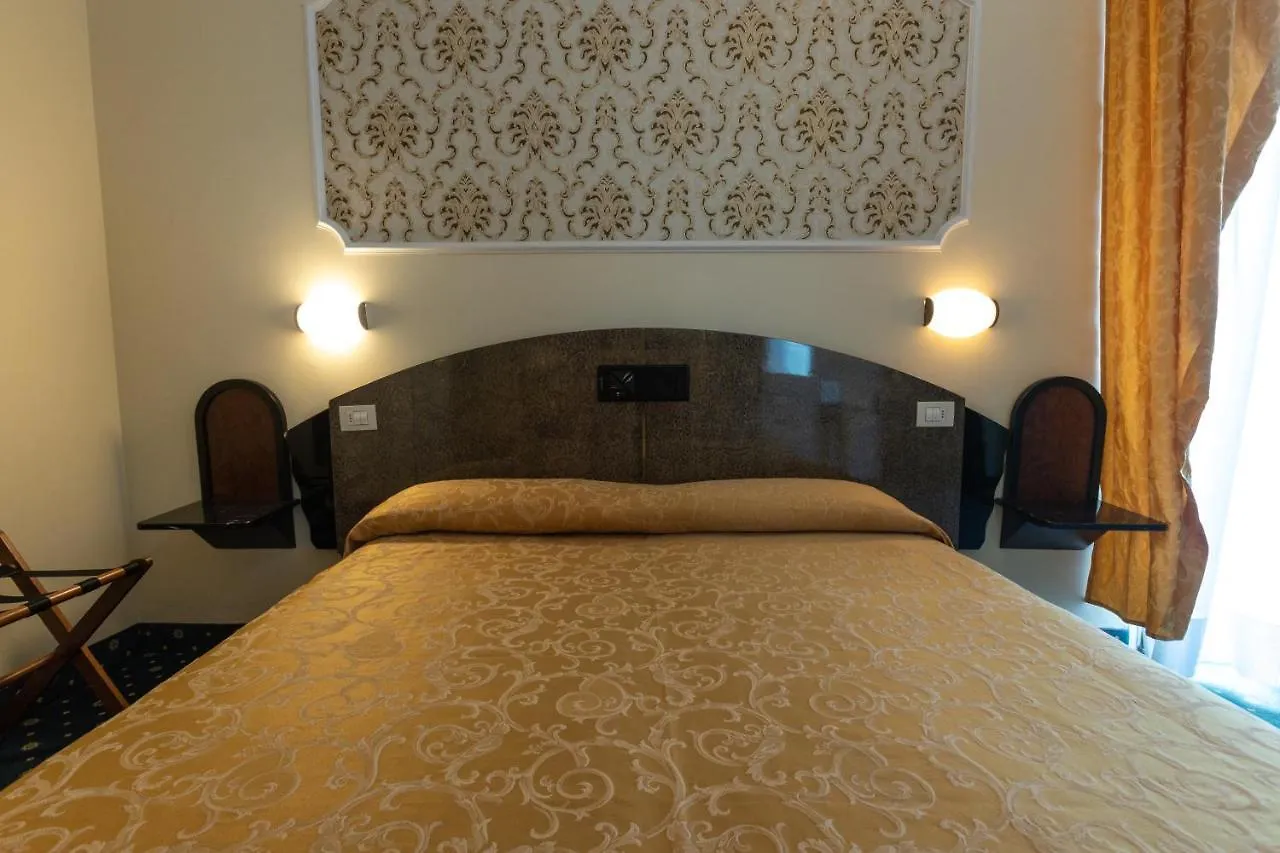 Hotel River Fronte Mare Con Piscina Rimini 3*,