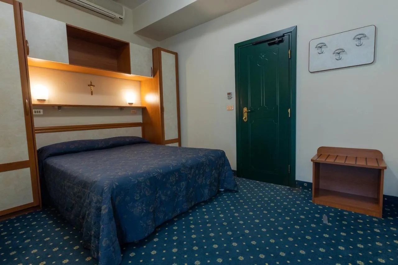 Hotel River Fronte Mare Con Piscina Rimini