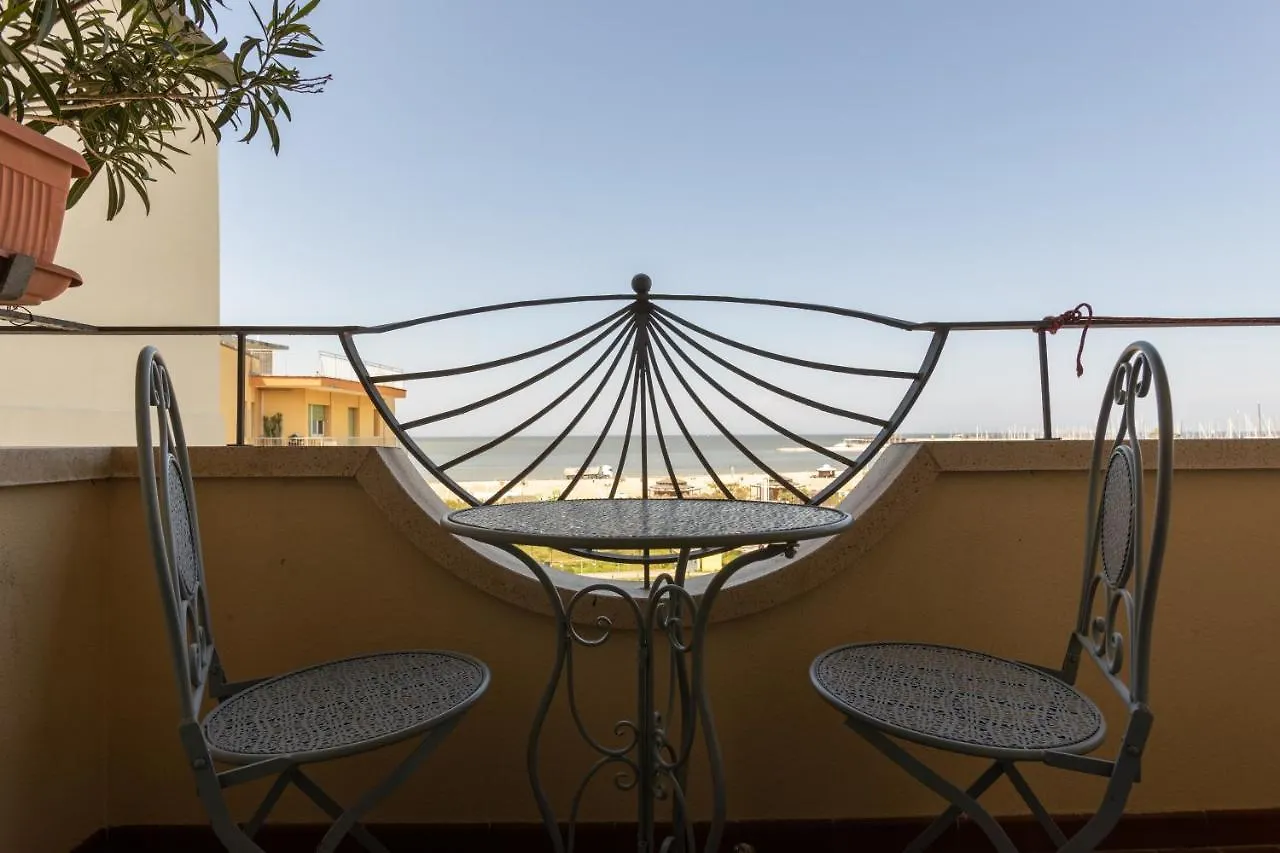 Hotel River Fronte Mare Con Piscina Rimini 3*,