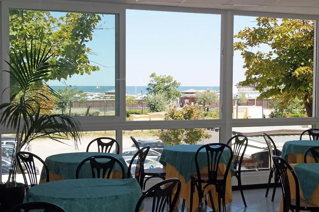 Hotel River Fronte Mare Con Piscina Rimini 3*,